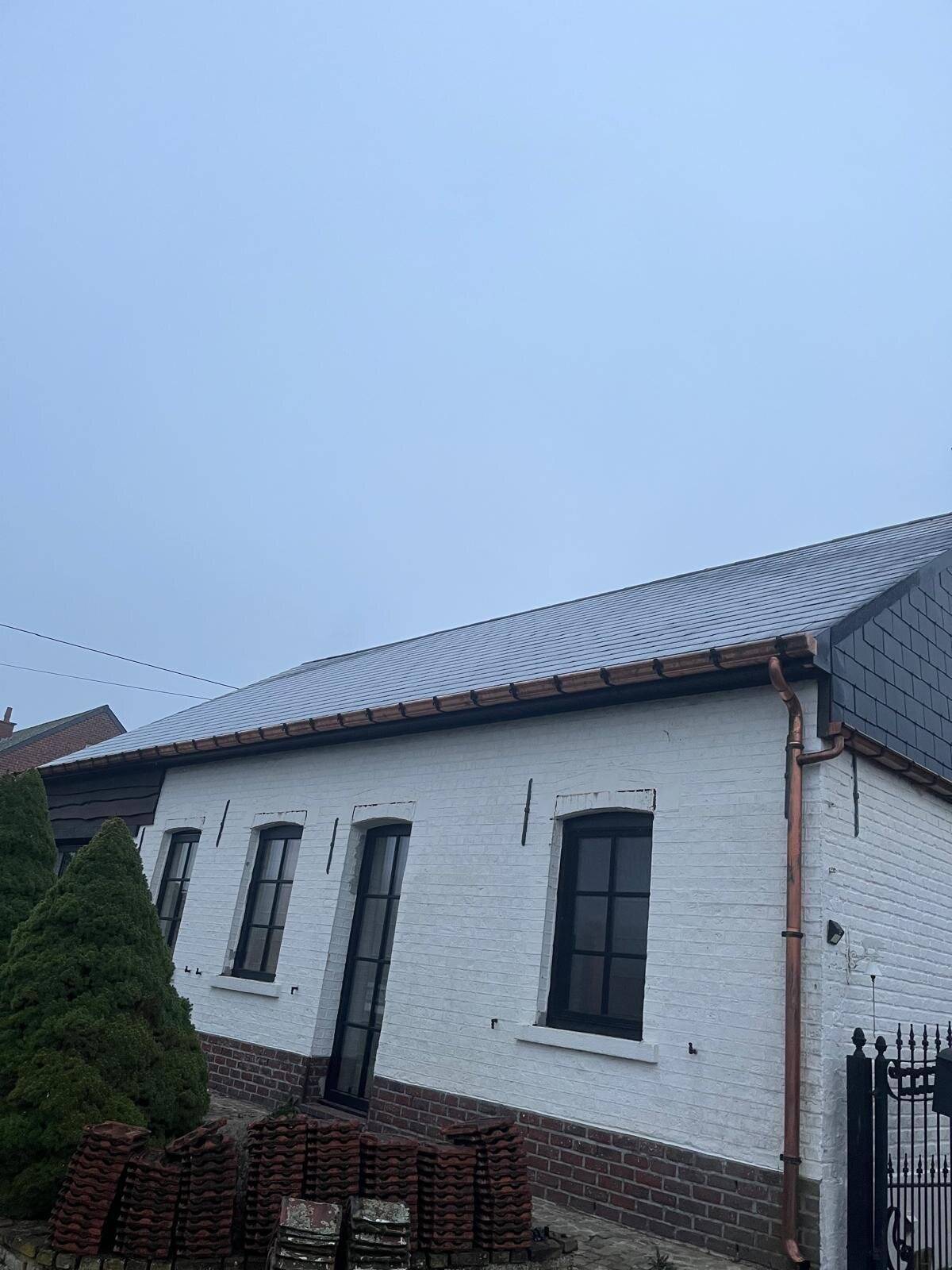 Huis met twee nieuwe dakkapellen en een vernieuwd pannendak.
