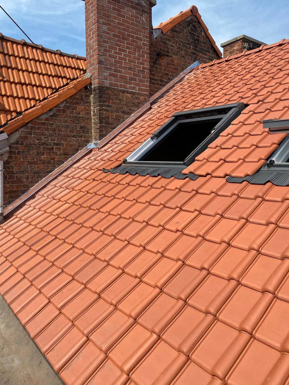 Dakwerker aan het werk op een hellend dak in Aarschot