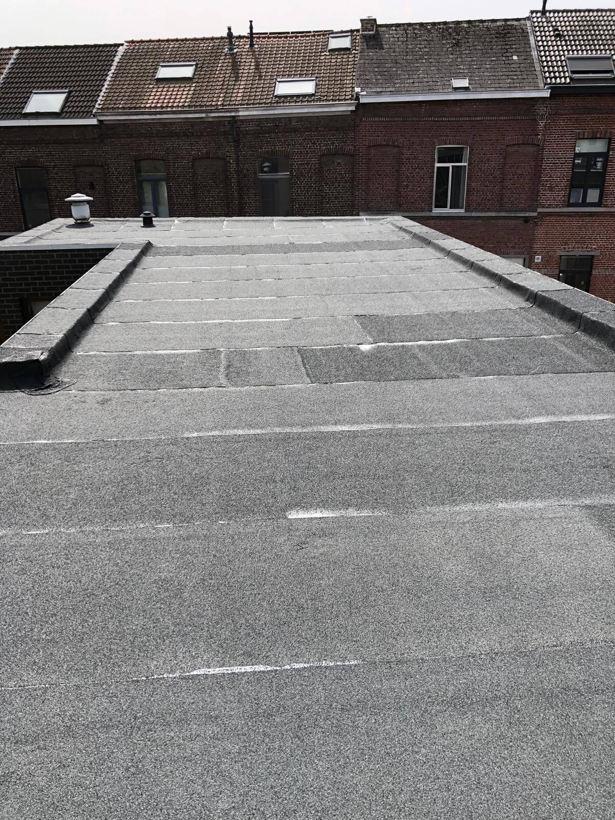 Plat dak met EPDM-dakbedekking en zonnepanelen